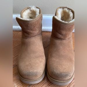 UGG Girl’s boot size 1